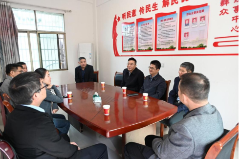 市財政局黨組書記、局長黃德明一行赴崗上積鎮新樂村走訪調研